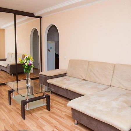 Semi Luxury Apt On Yatsenka 8 Near Intourist Hotel Zaporizhia Exterior photo
